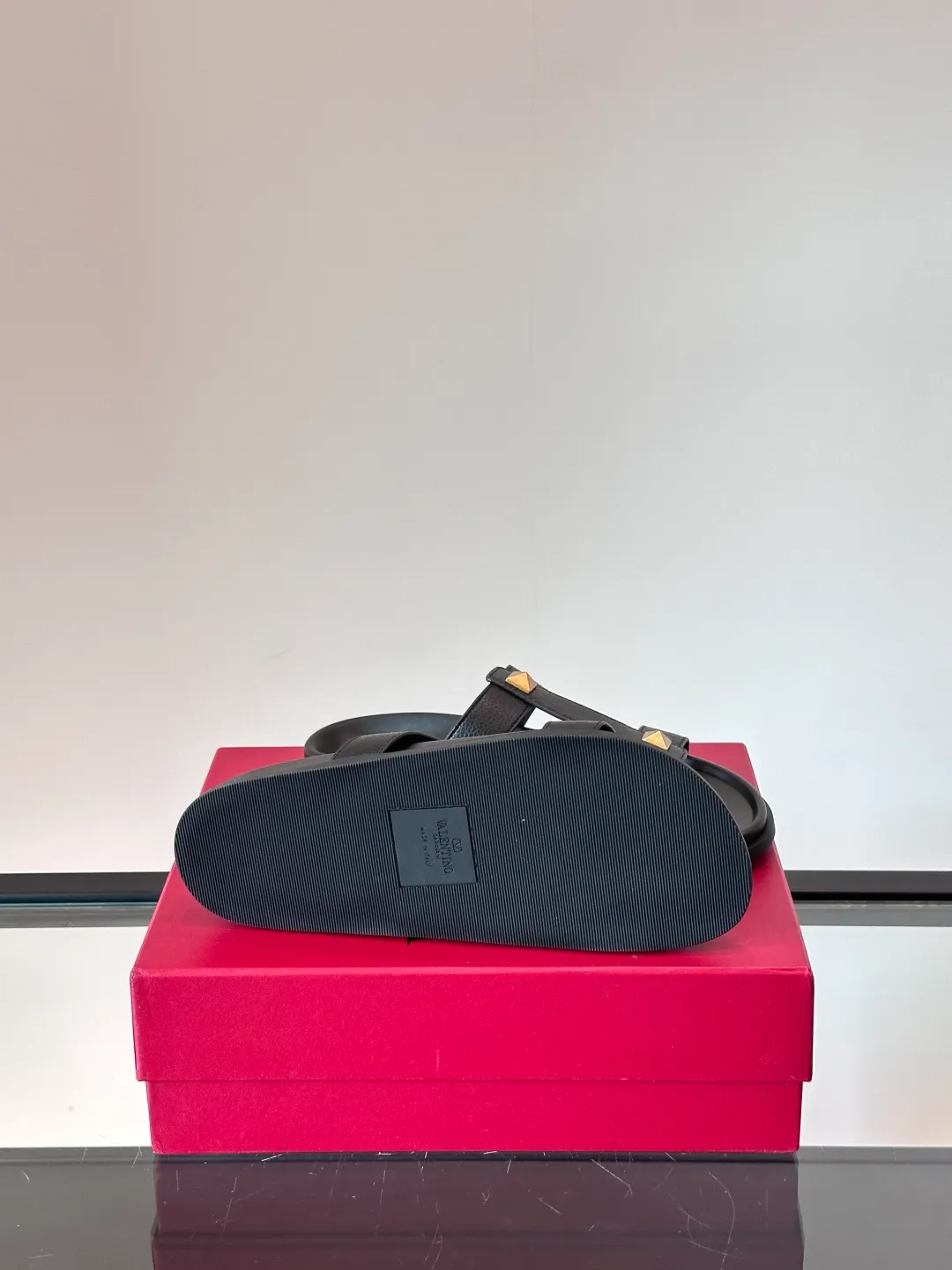 Men's shoes 💰p320 "VALENTINO" Valentino Men's 🧍‍♂️ Spring and summer new style metal rivet flat slippers, elegant sandals, the same style worn by celebrities, original molding, imported calfskin. Rubber outsole. Soft and durable, full set of counter packaging size: 39-44 (customized at 38.45.46)